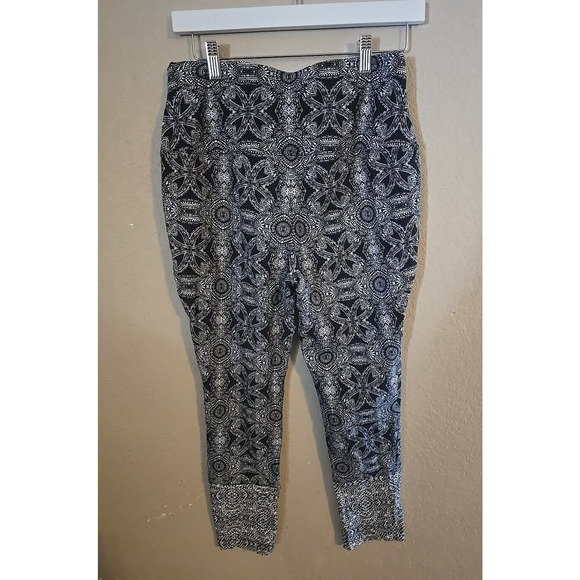 Chico's Zenergy Black Medallion Tile So Slimming Ankle Leggings Womans Size 1P - Picture 3 of 5